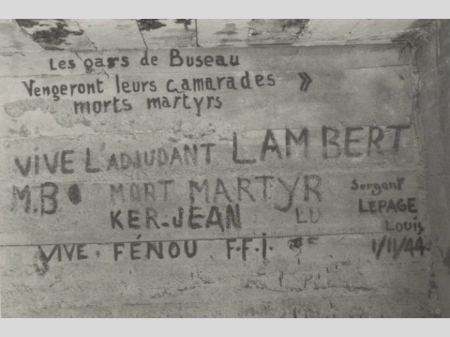 Témoignages de résistants inscrits sur les murs du blockhaus de la pointe du Grouin à Cancale.