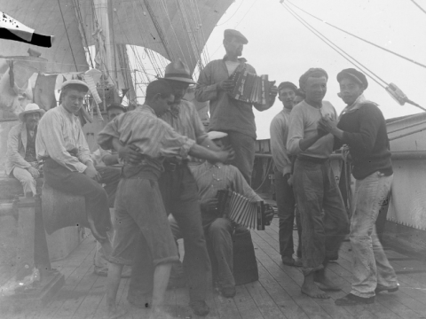 Photographie de marins dansant sur le pont d'un navire